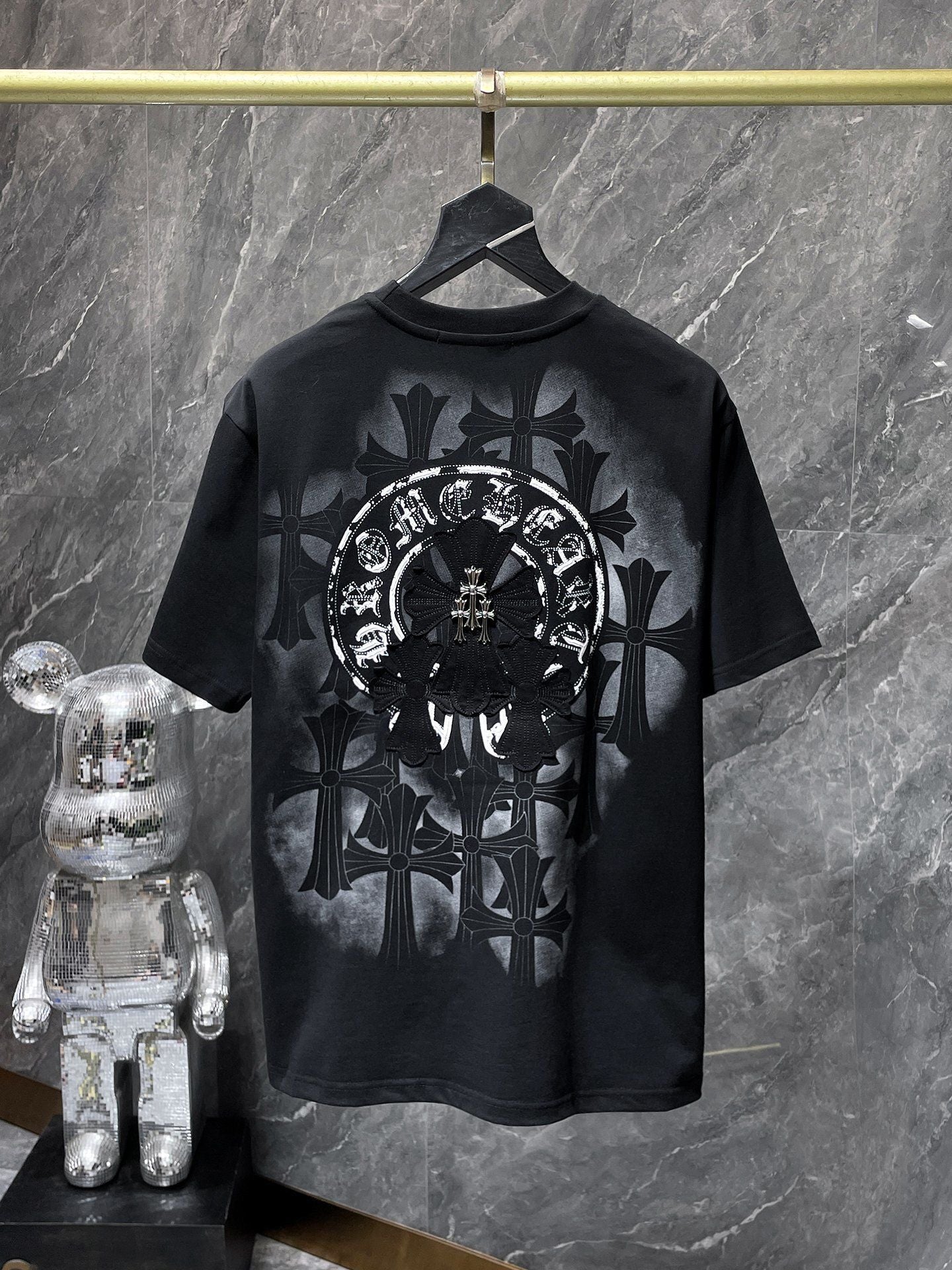 Camiseta Unisex Cruz Sánscrito Parche Metal Luminiscente