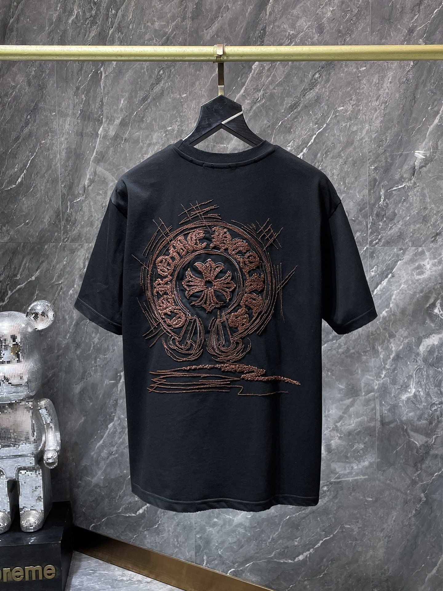 Camiseta Unisex Cruz Sánscrito Parche Metal Luminiscente