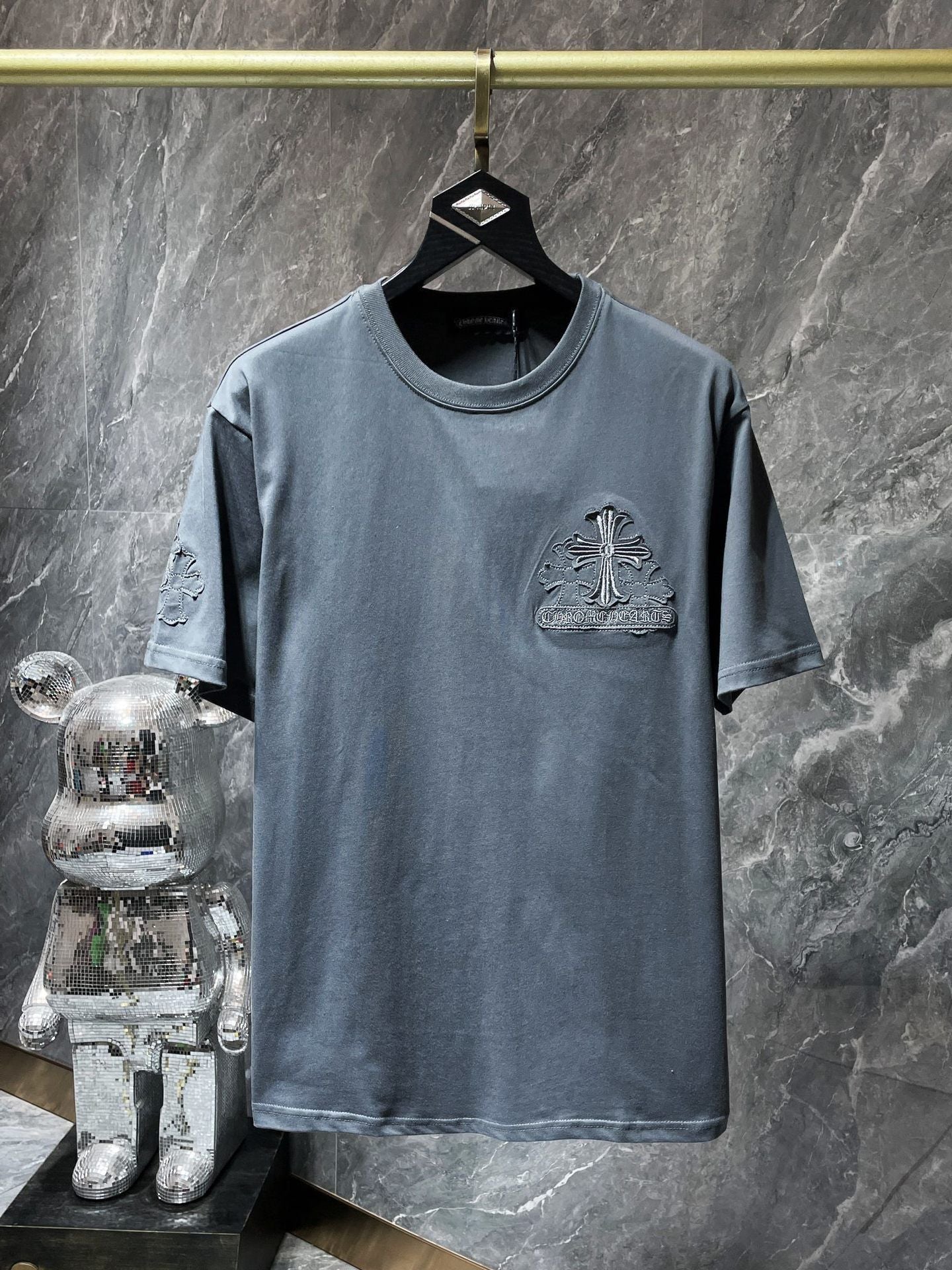 Camiseta Unisex Cruz Sánscrito Parche Metal Luminiscente