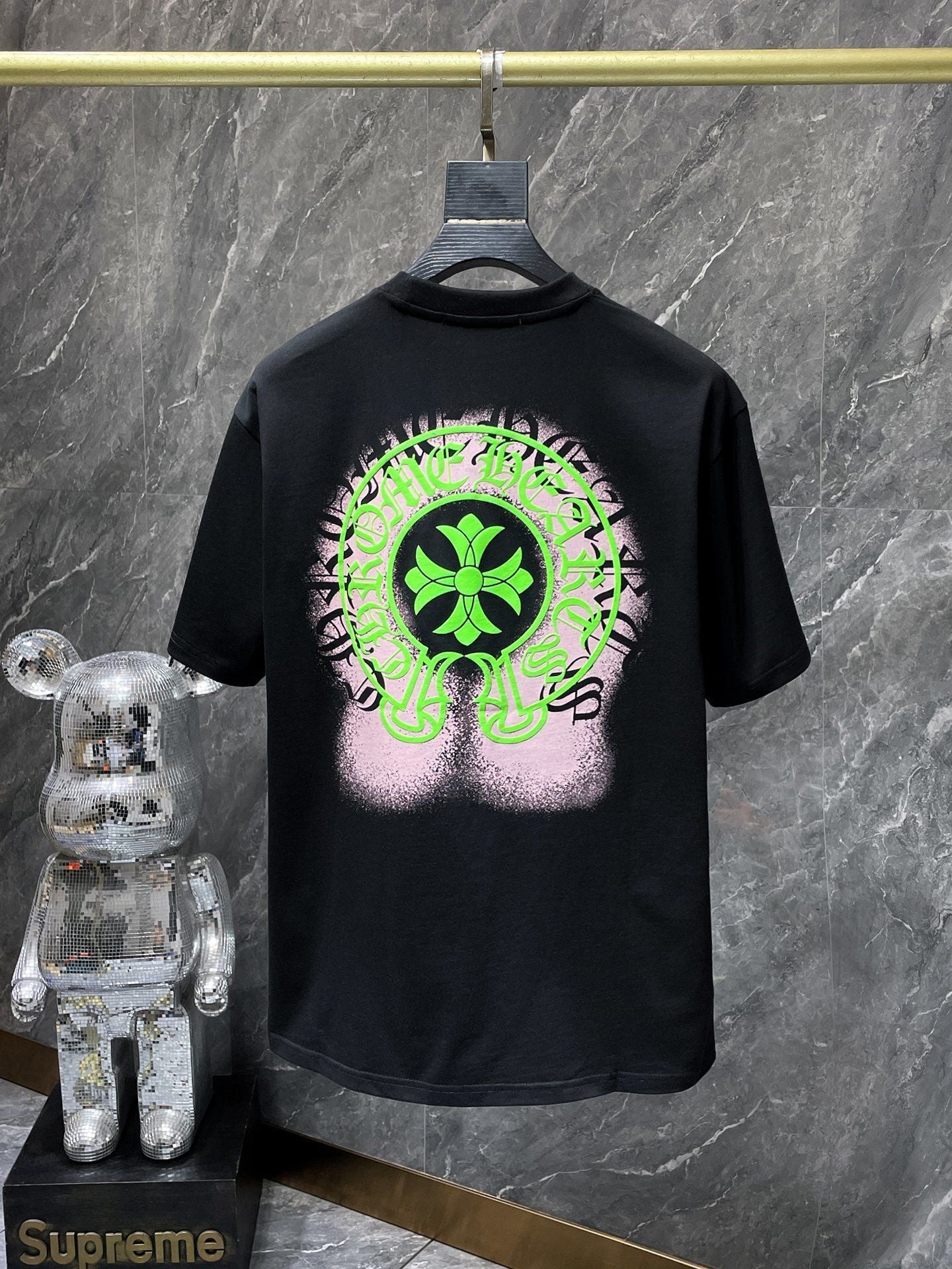Camiseta Unisex Cruz Sánscrito Parche Metal Luminiscente