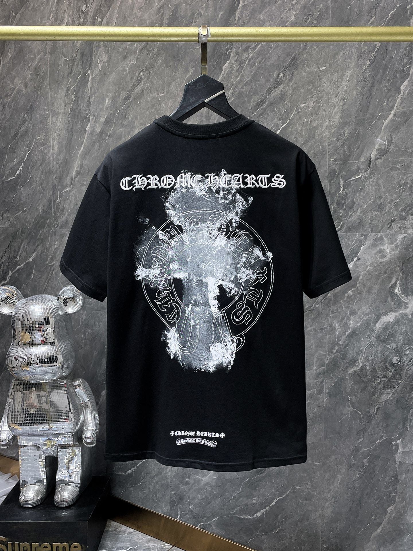 Camiseta Unisex Cruz Sánscrito Parche Metal Luminiscente