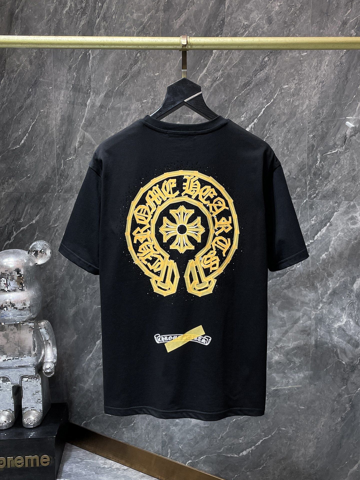 Camiseta Unisex Cruz Sánscrito Parche Metal Luminiscente