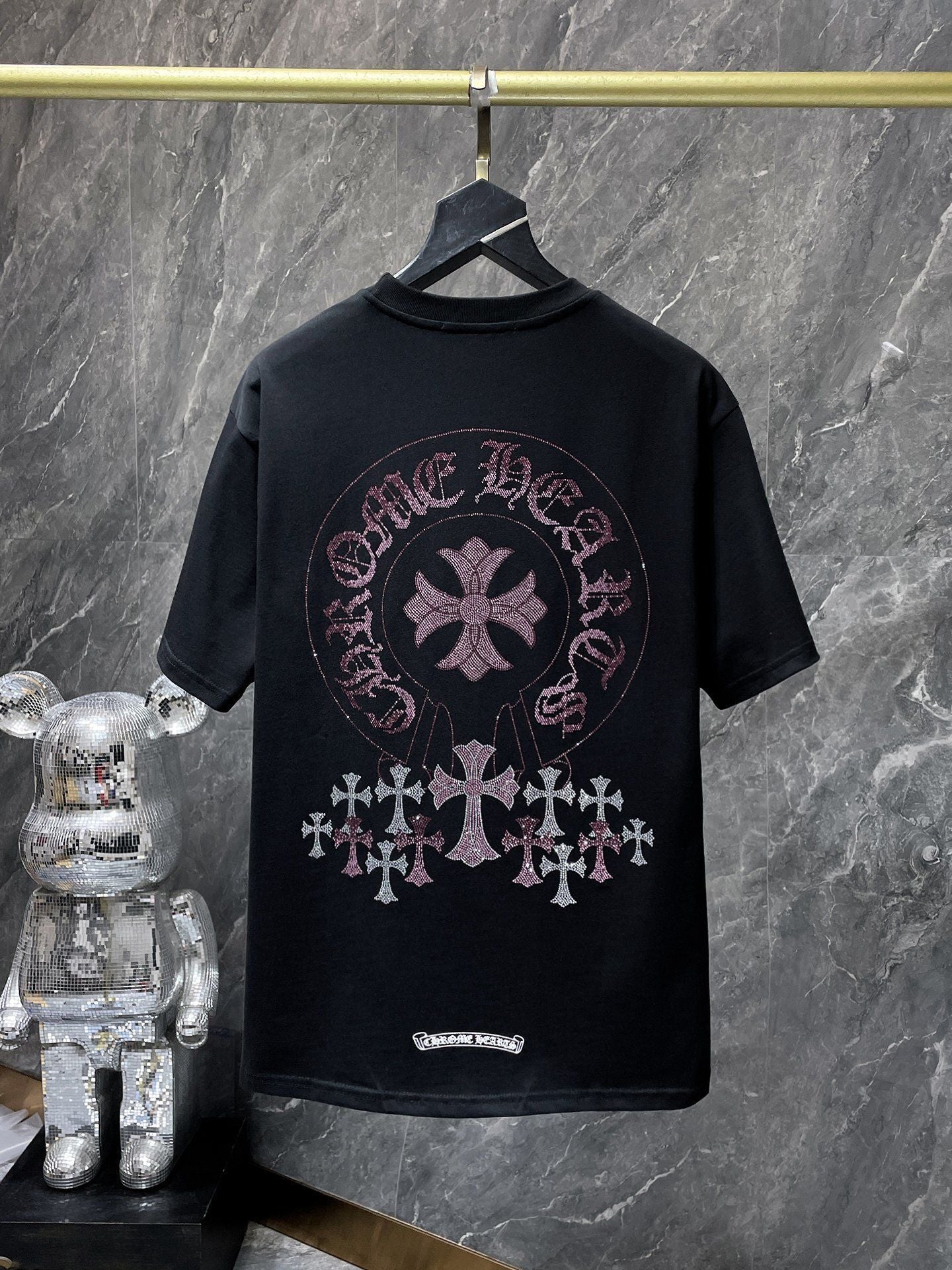 Camiseta Unisex Cruz Sánscrito Parche Metal Luminiscente
