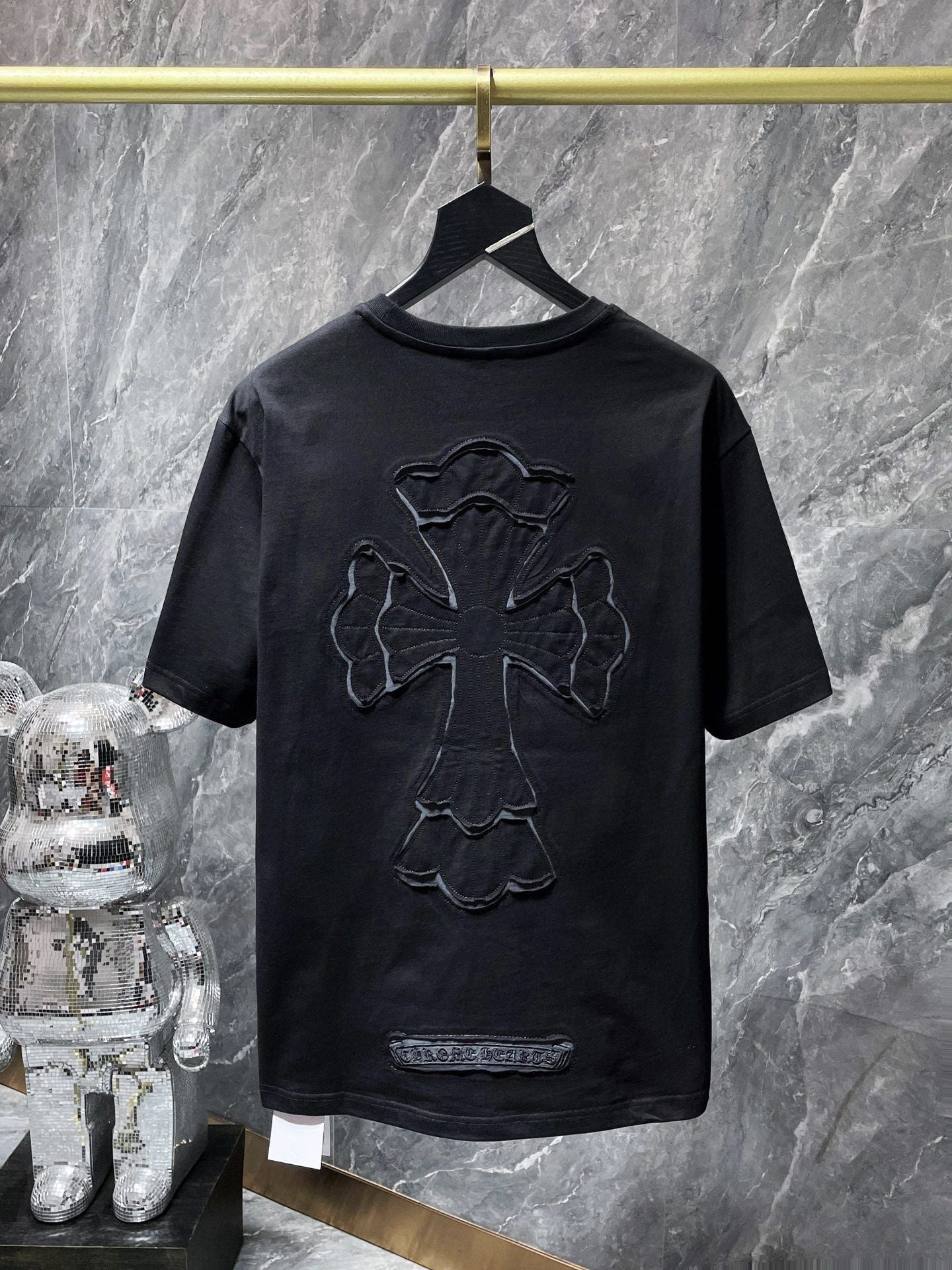 Camiseta Unisex Cruz Sánscrito Parche Metal Luminiscente