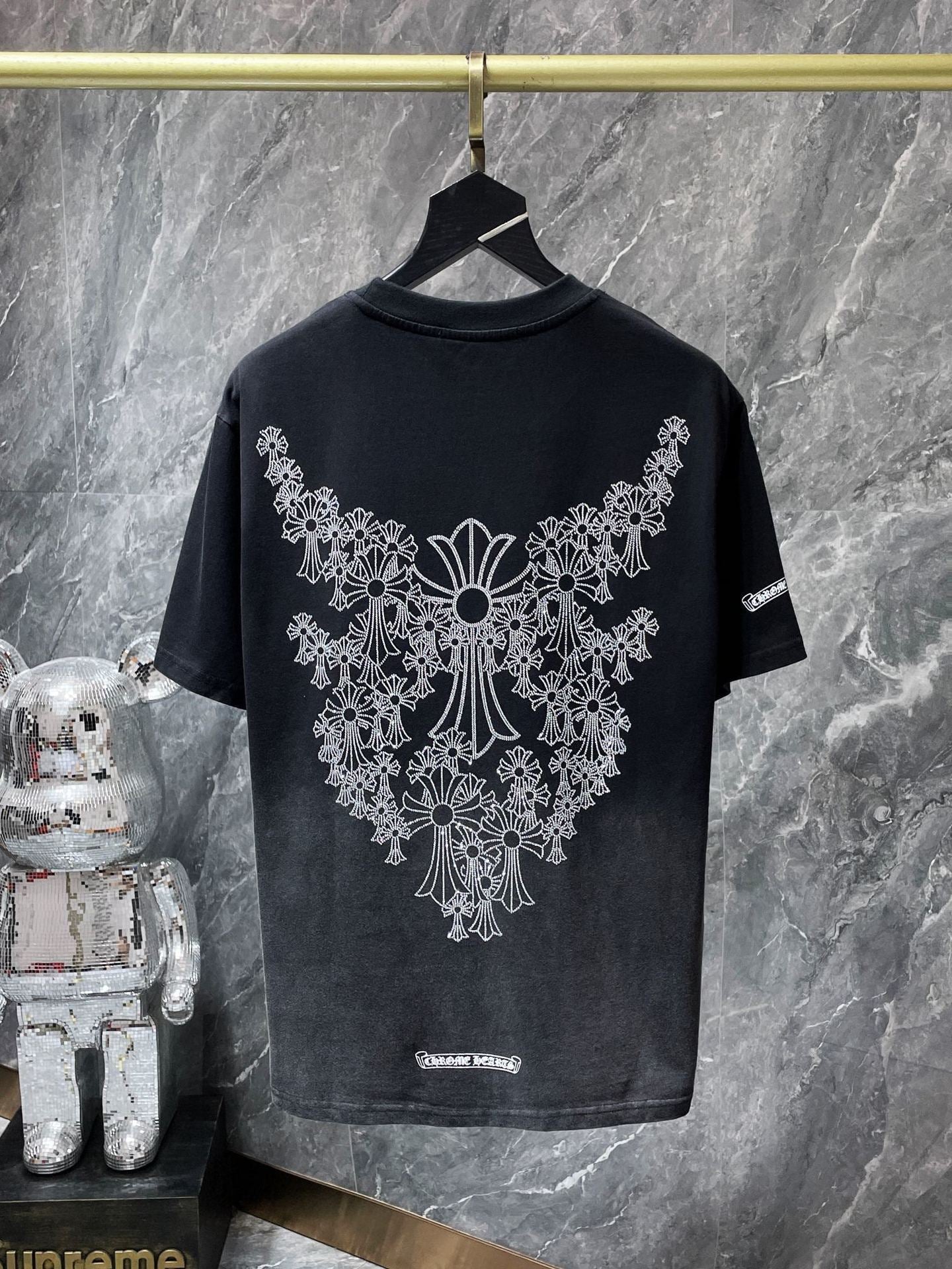 Camiseta Unisex Cruz Sánscrito Parche Metal Luminiscente