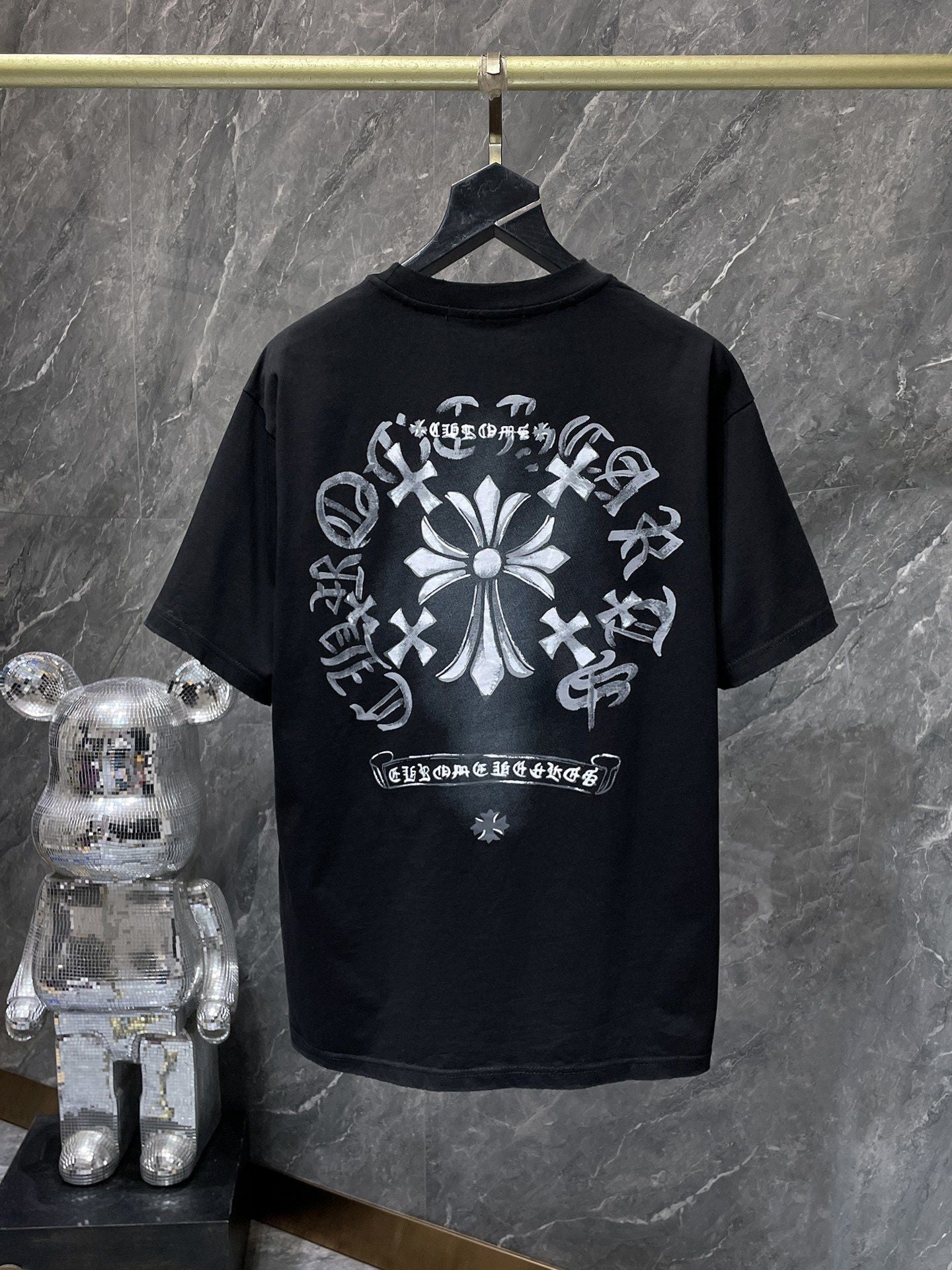 Camiseta Unisex Cruz Sánscrito Parche Metal Luminiscente