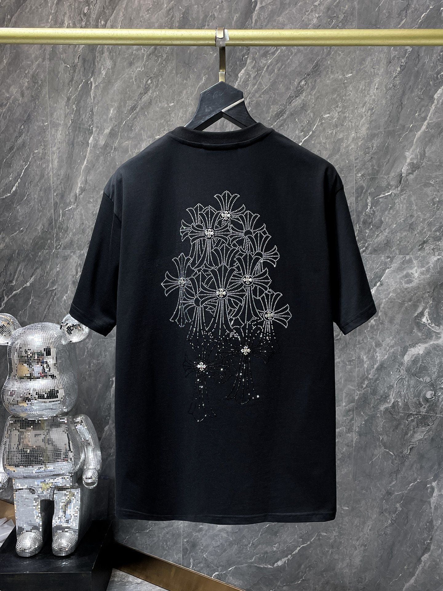 Camiseta Unisex Cruz Sánscrito Parche Metal Luminiscente