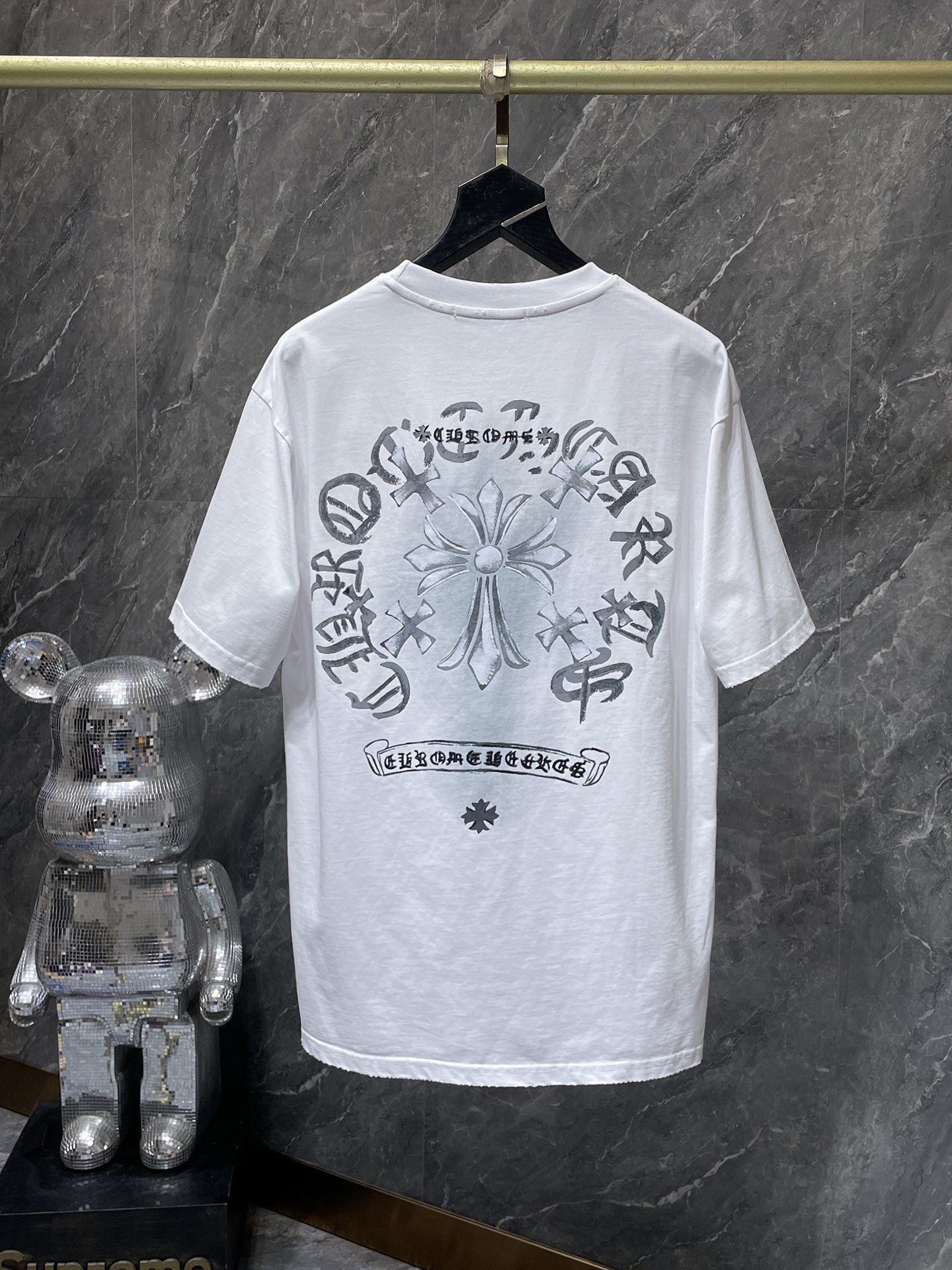 Camiseta Unisex Cruz Sánscrito Parche Metal Luminiscente