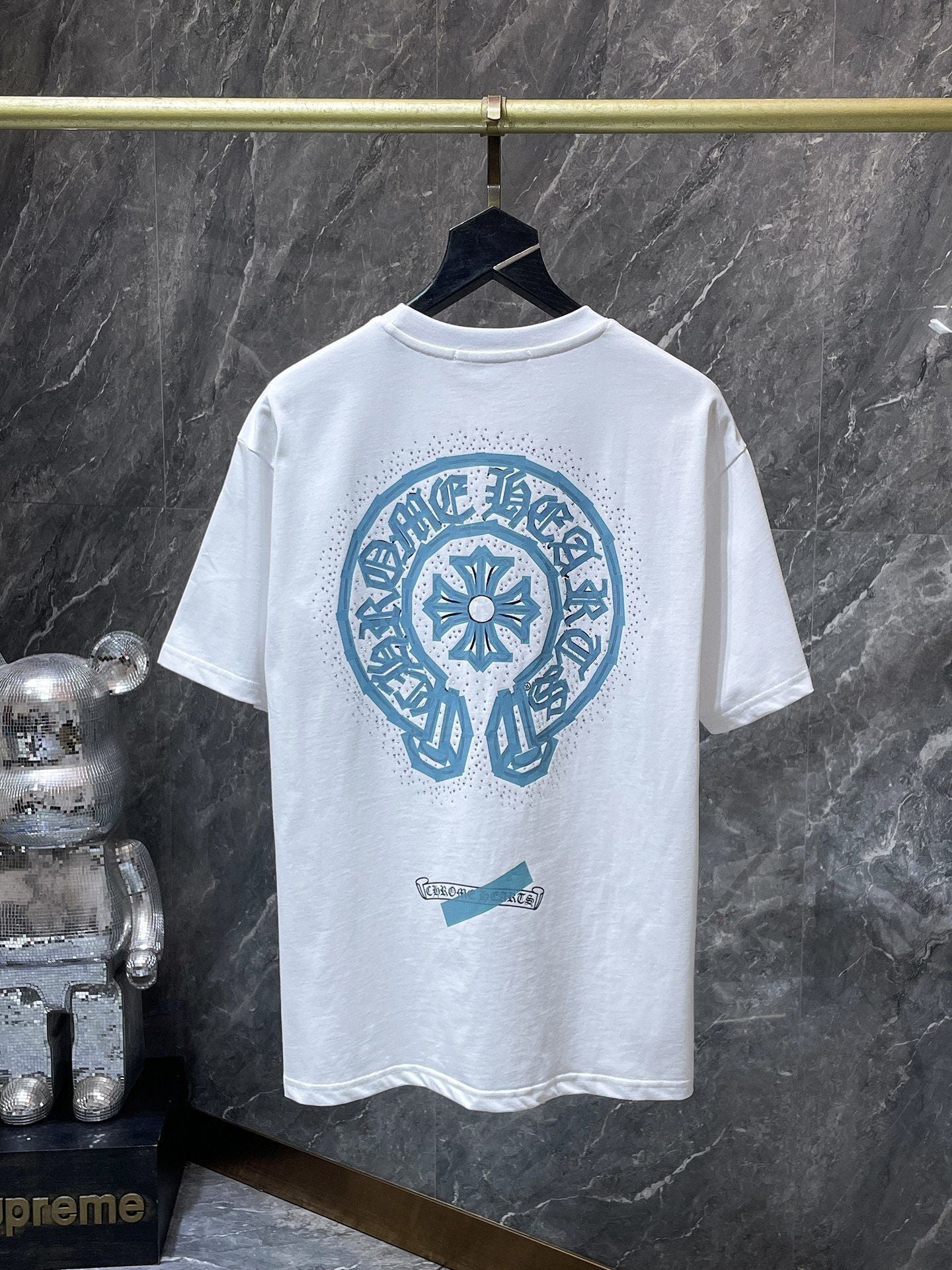 Camiseta Unisex Cruz Sánscrito Parche Metal Luminiscente