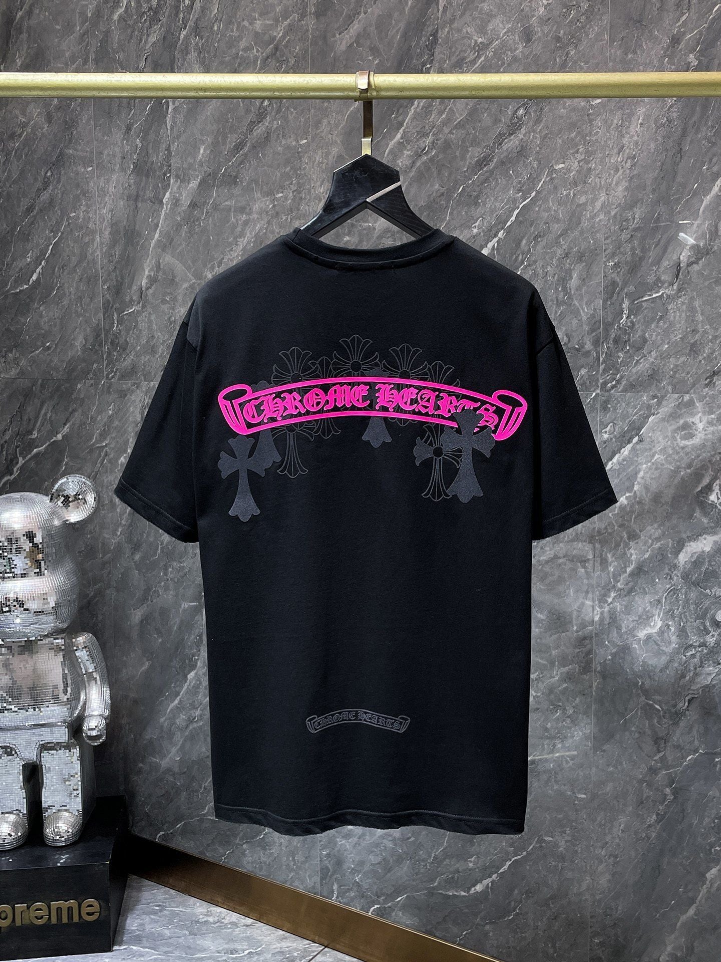 Camiseta Unisex Cruz Sánscrito Parche Metal Luminiscente