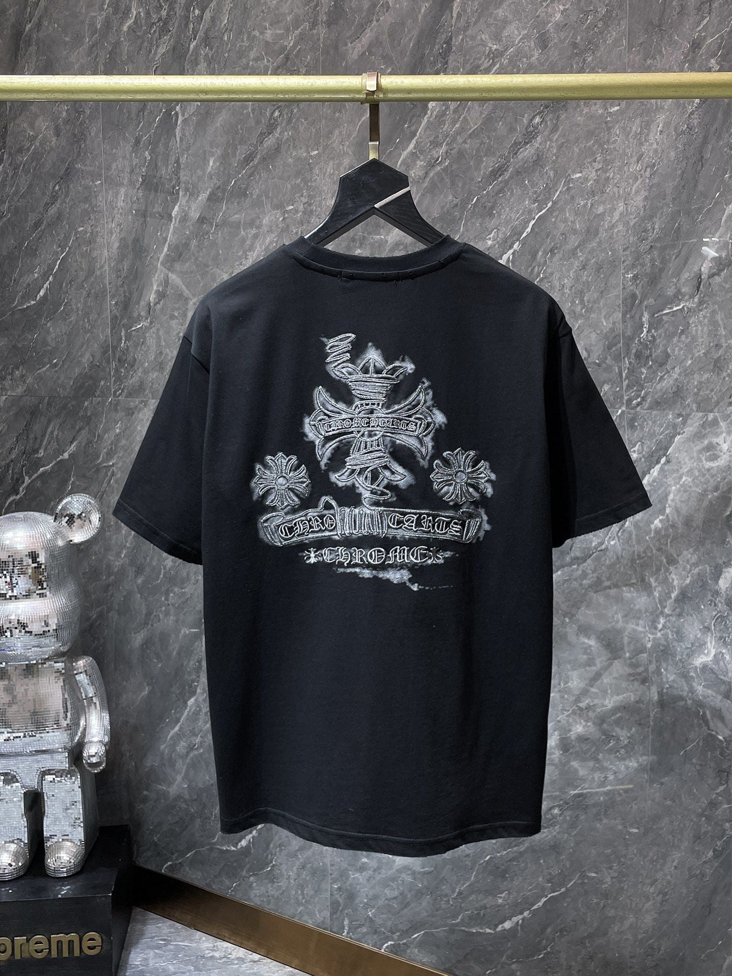Camiseta Unisex Cruz Sánscrito Parche Metal Luminiscente