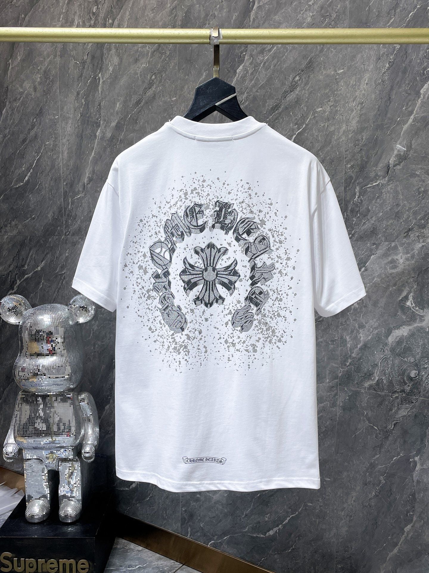 Camiseta Unisex Cruz Sánscrito Parche Metal Luminiscente