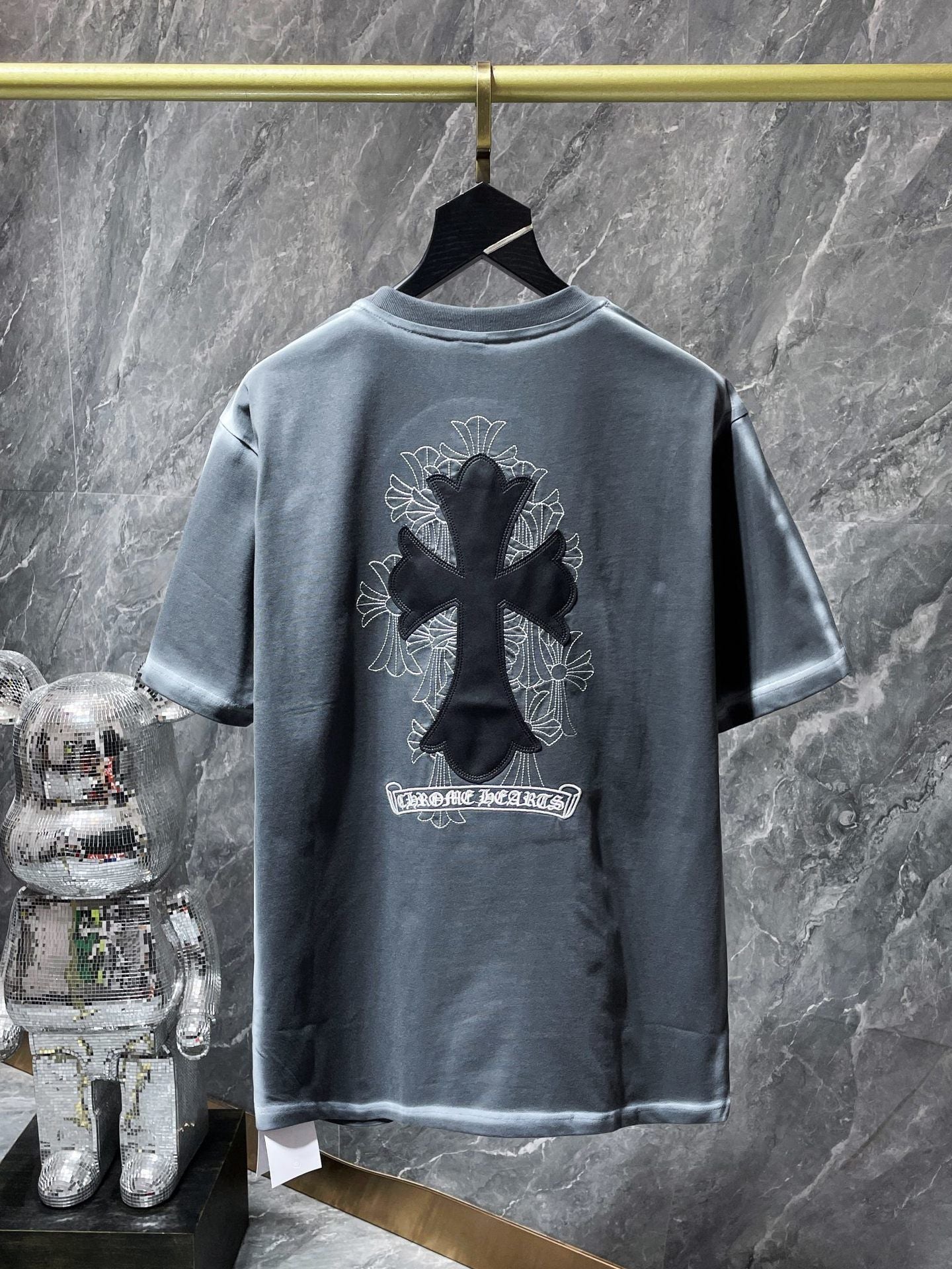 Camiseta Unisex Cruz Sánscrito Parche Metal Luminiscente
