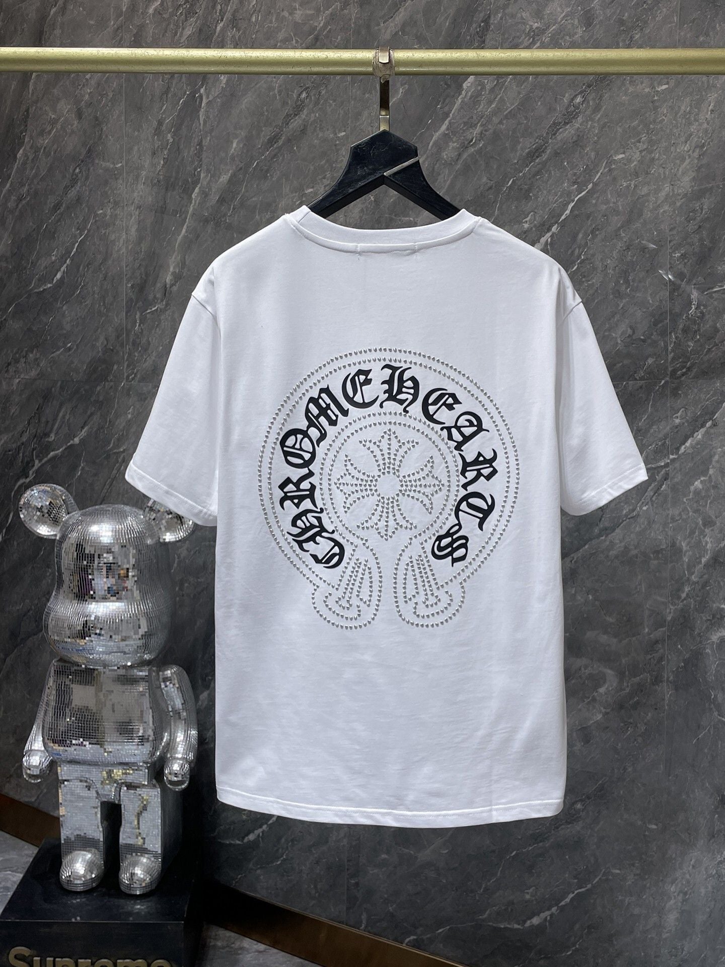 Camiseta Unisex Cruz Sánscrito Parche Metal Luminiscente