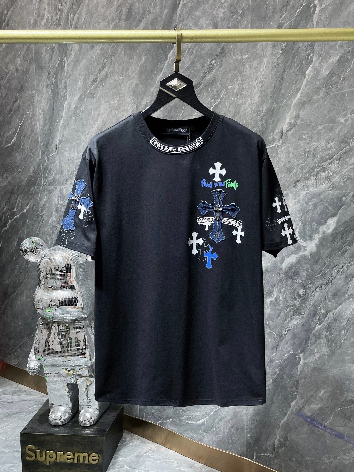 Camiseta Unisex Cruz Sánscrito Parche Metal Luminiscente