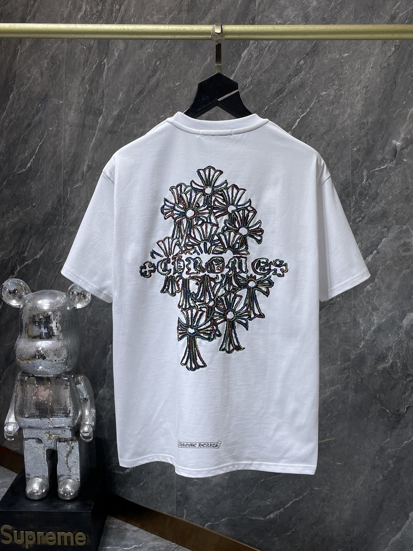Camiseta Unisex Cruz Sánscrito Parche Metal Luminiscente