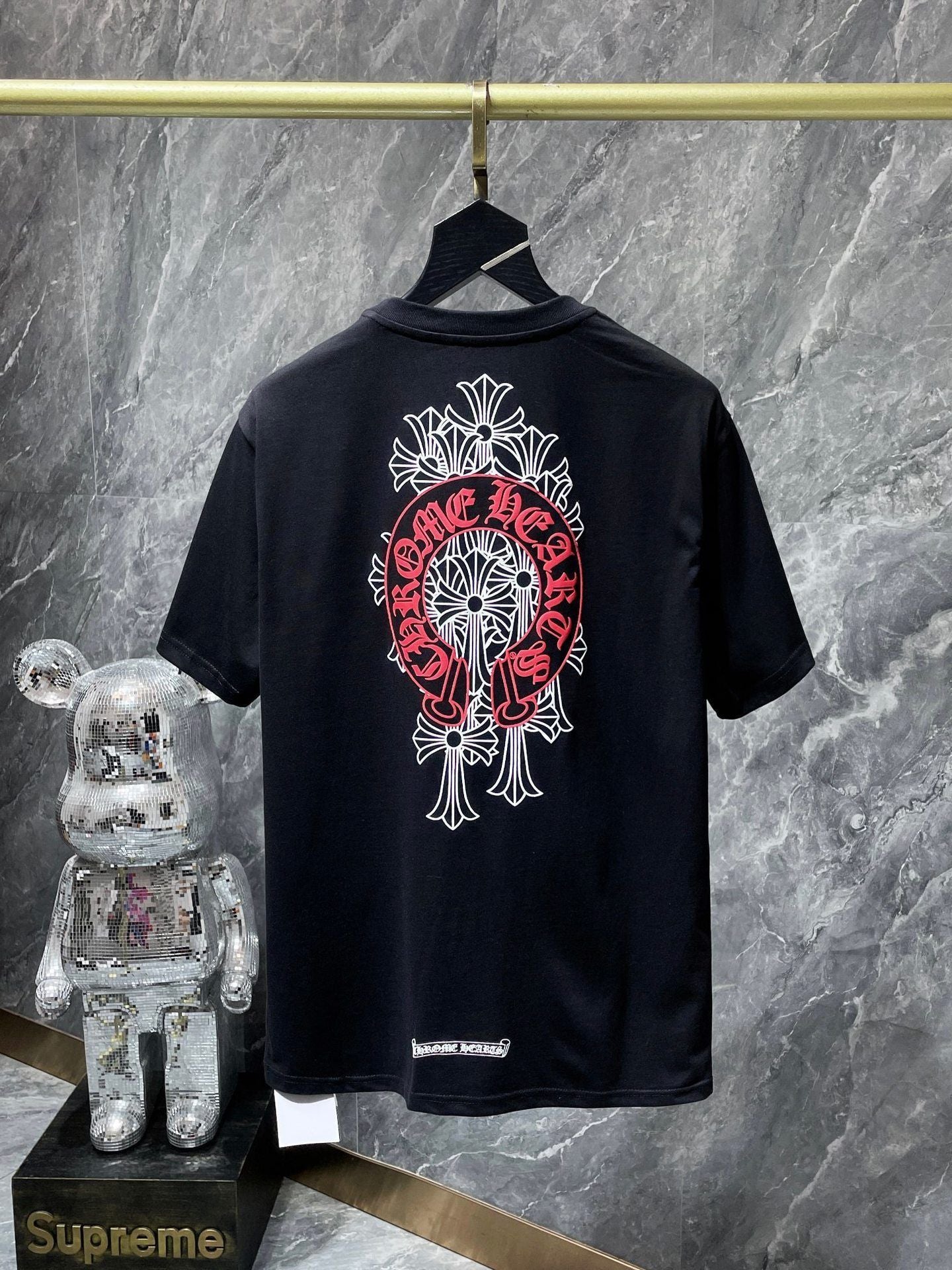Camiseta Unisex Cruz Sánscrito Parche Metal Luminiscente