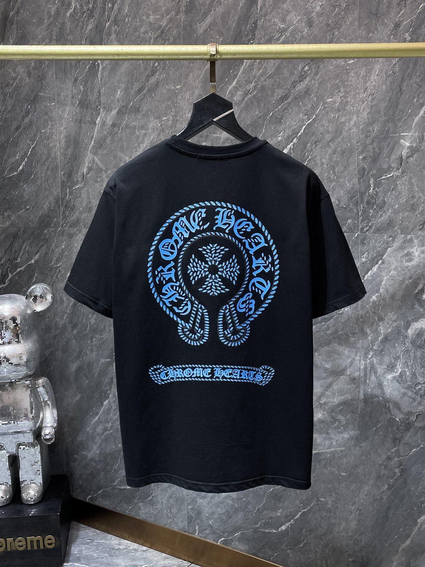 Camiseta Unisex Cruz Sánscrito Parche Metal Luminiscente