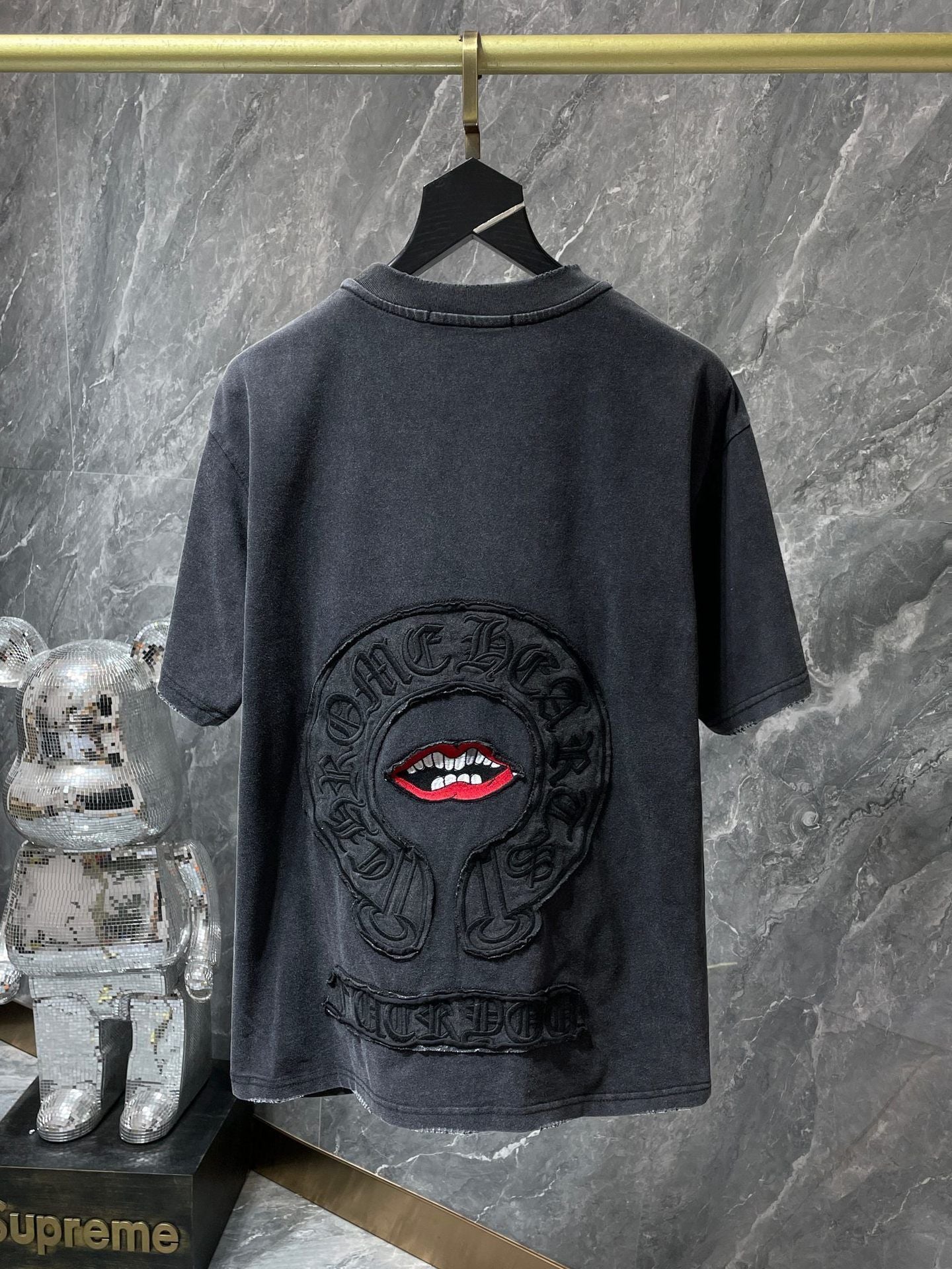 Camiseta Unisex Cruz Sánscrito Parche Metal Luminiscente