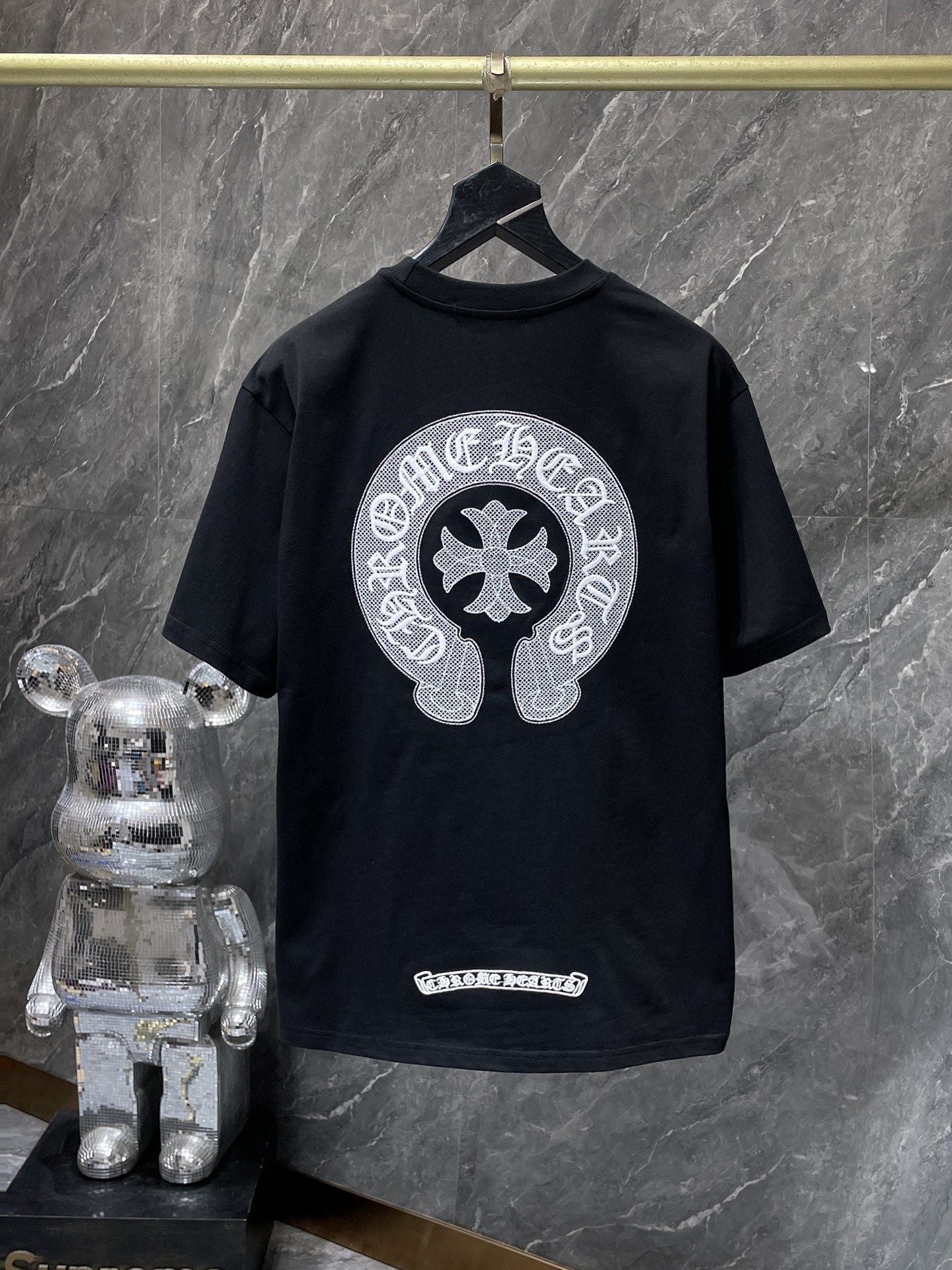 Camiseta Unisex Cruz Sánscrito Parche Metal Luminiscente