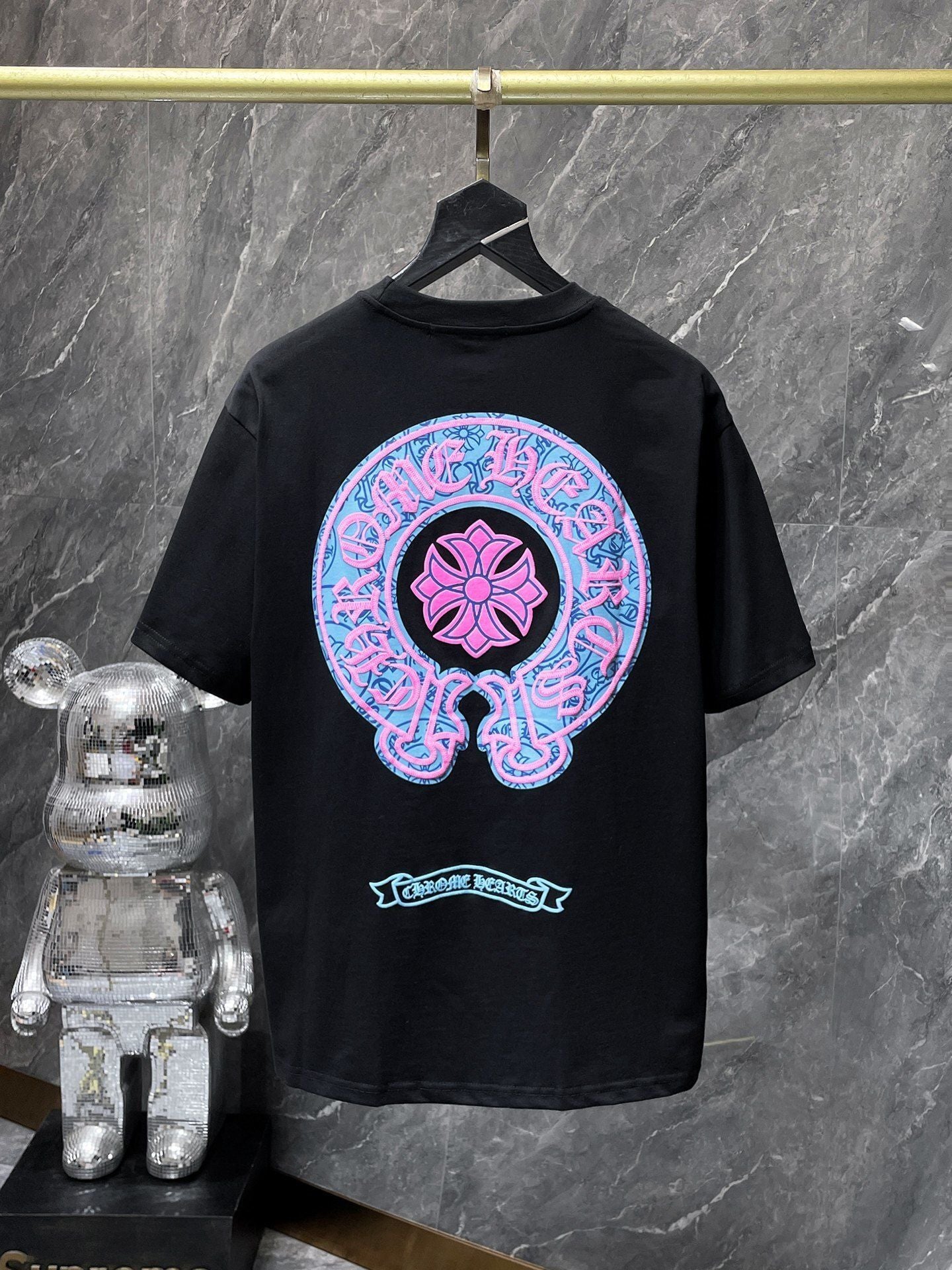 Camiseta Unisex Cruz Sánscrito Parche Metal Luminiscente