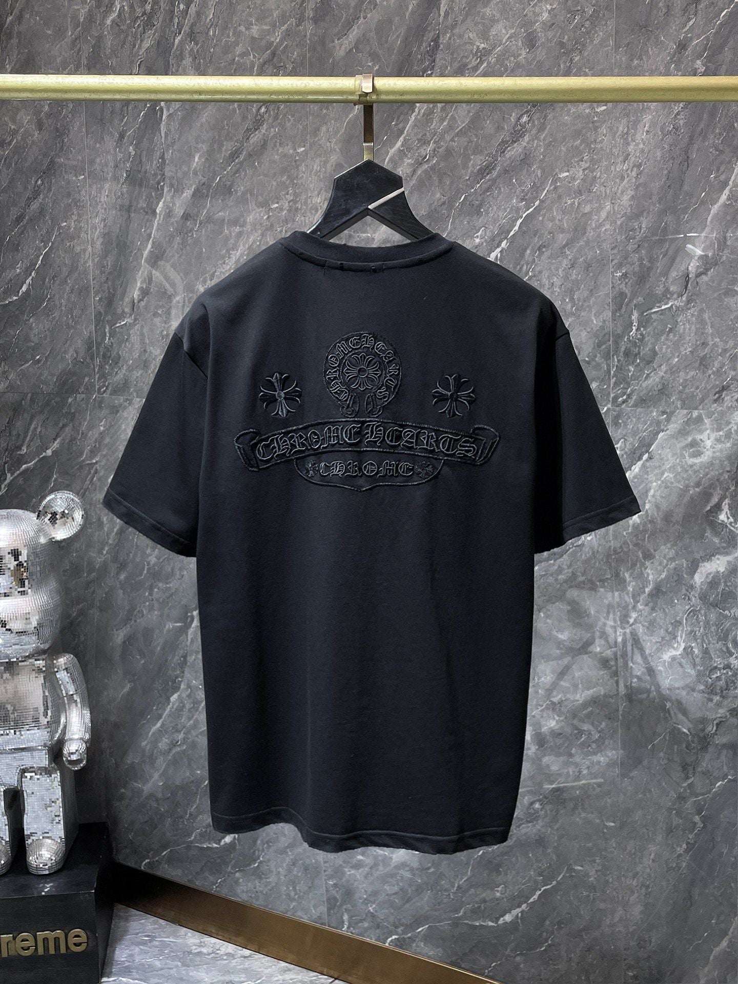 Camiseta Unisex Cruz Sánscrito Parche Metal Luminiscente