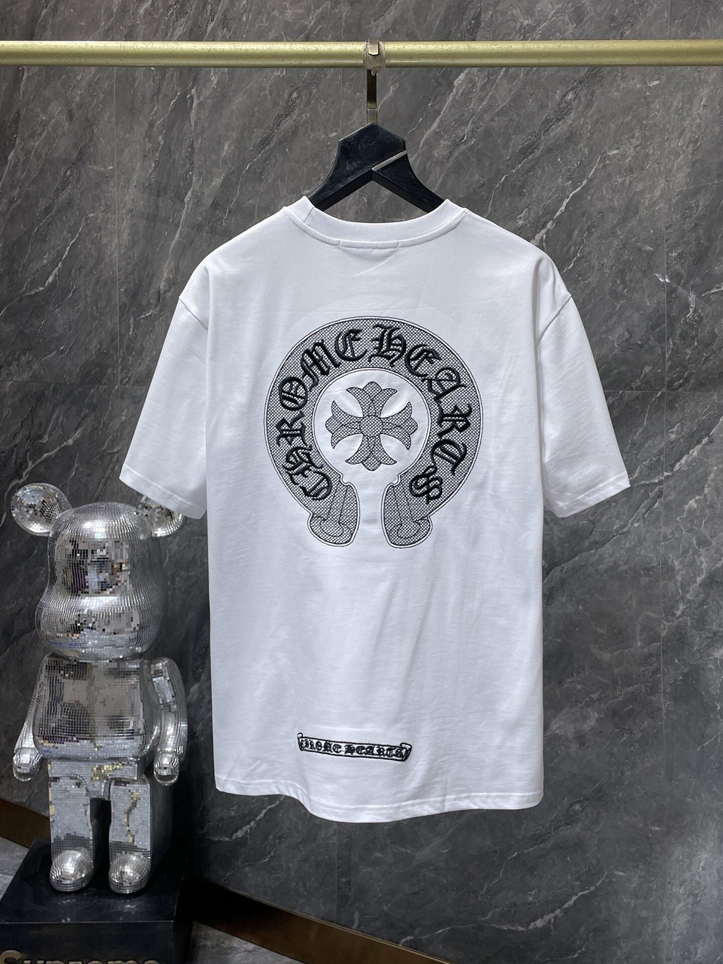 Camiseta Unisex Cruz Sánscrito Parche Metal Luminiscente