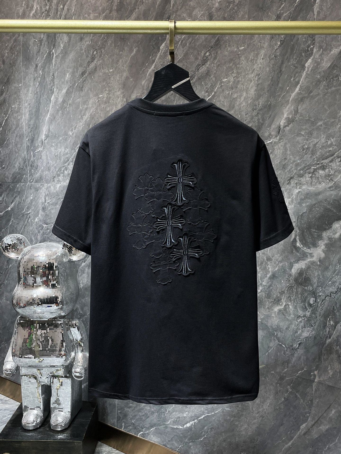 Camiseta Unisex Cruz Sánscrito Parche Metal Luminiscente