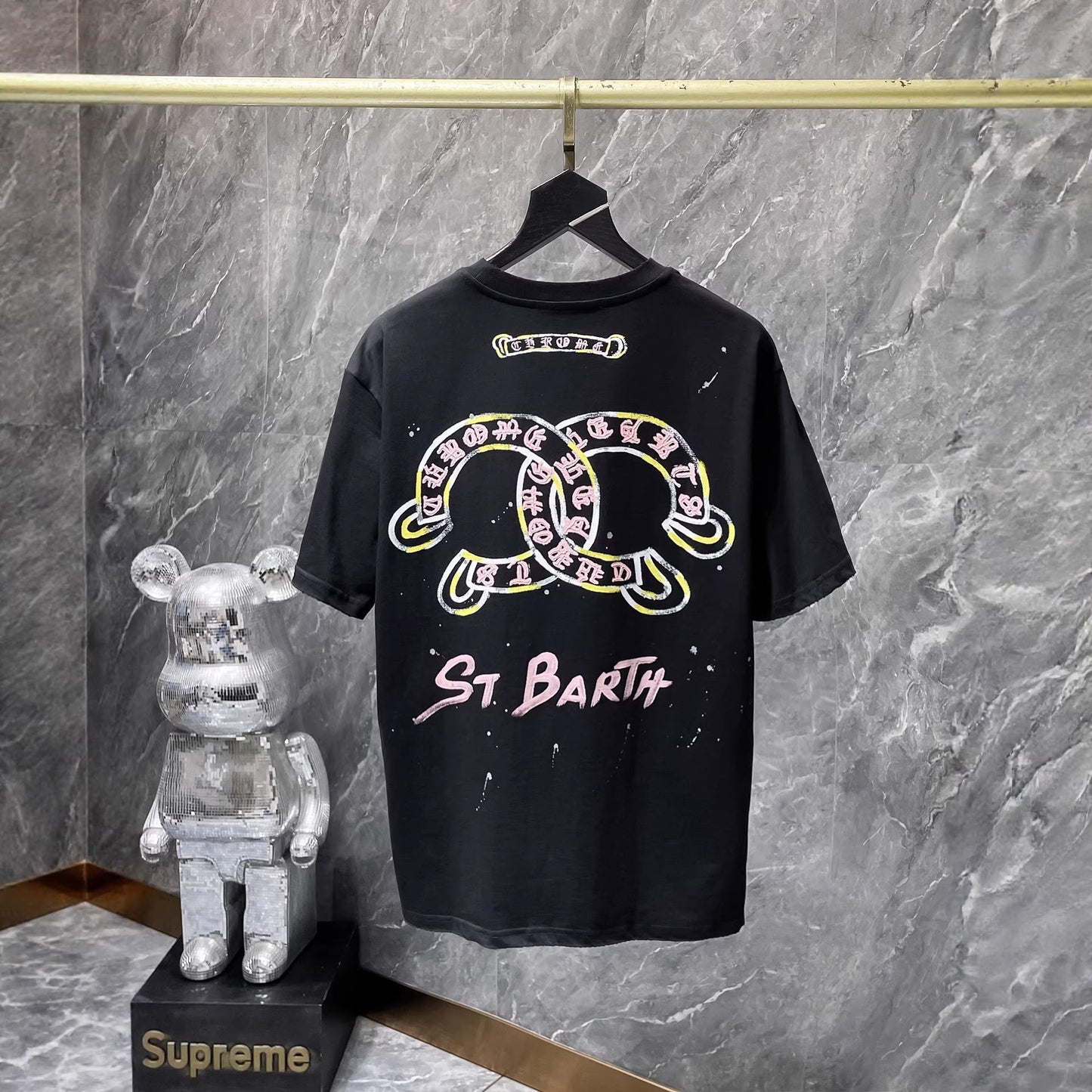 Camiseta Unisex Cruz Sánscrito Parche Metal Luminiscente