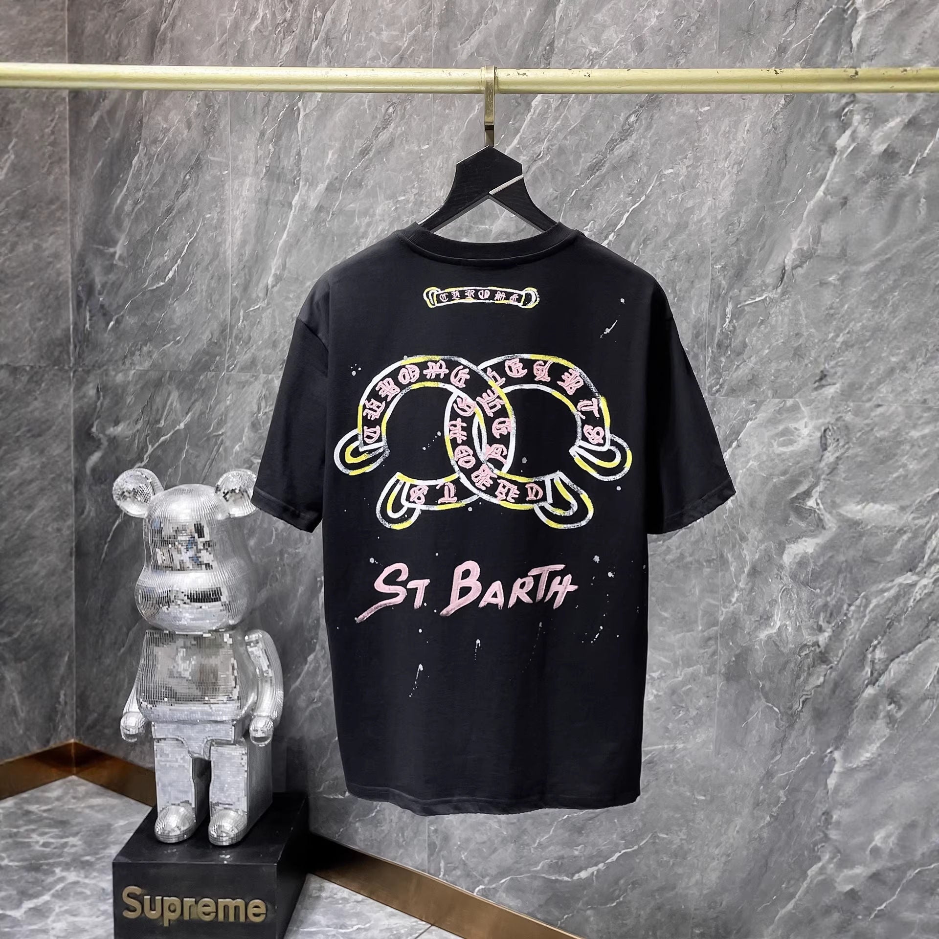 Camiseta Unisex Cruz Sánscrito Parche Metal Luminiscente