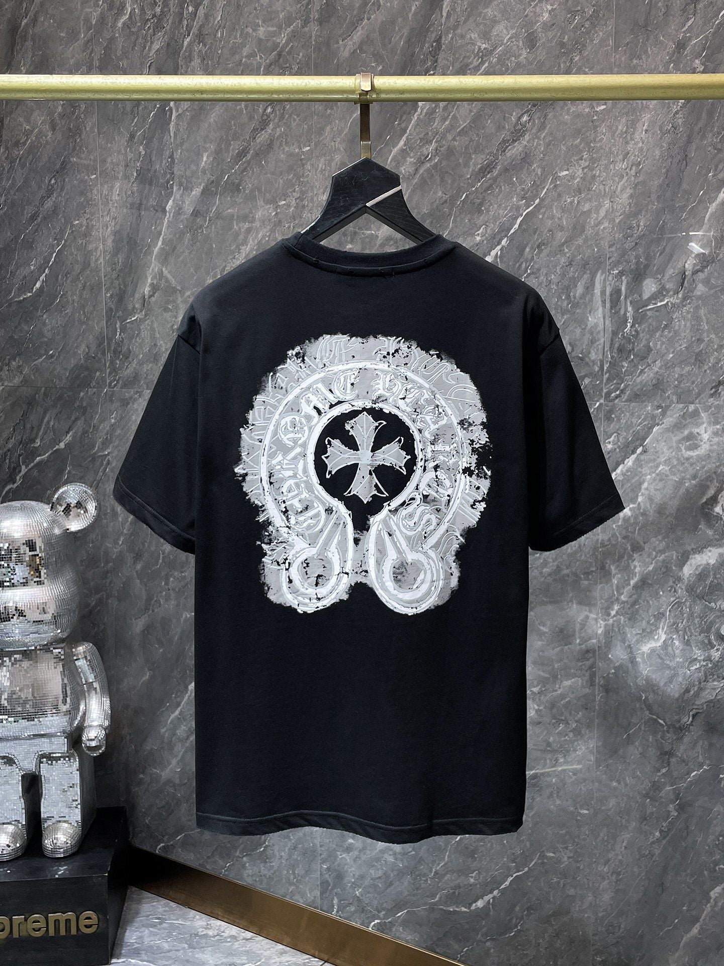 Camiseta Unisex Cruz Sánscrito Parche Metal Luminiscente