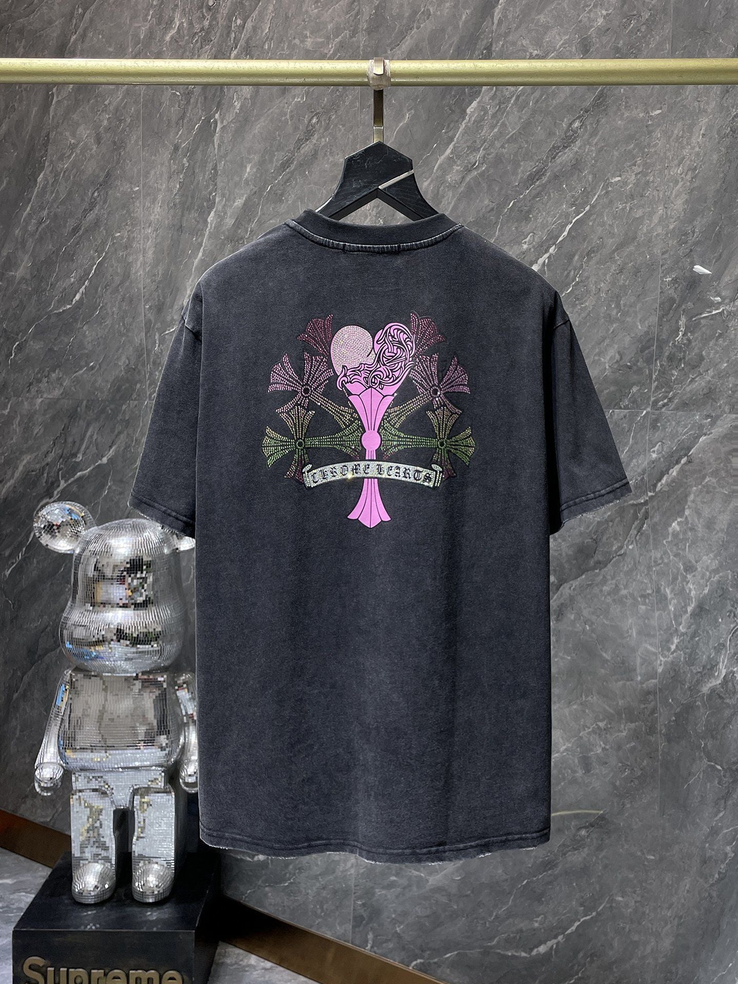 Camiseta Unisex Cruz Sánscrito Parche Metal Luminiscente