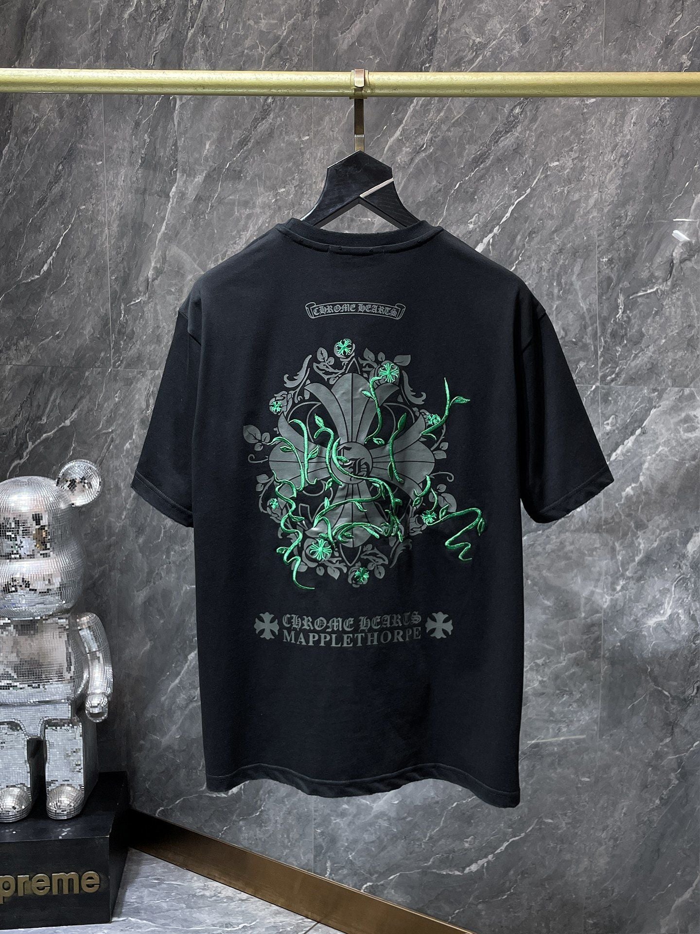 Camiseta Unisex Cruz Sánscrito Parche Metal Luminiscente