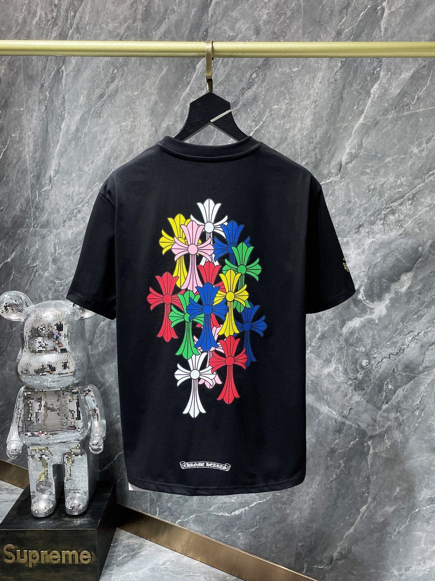 Camiseta Unisex Cruz Sánscrito Parche Metal Luminiscente