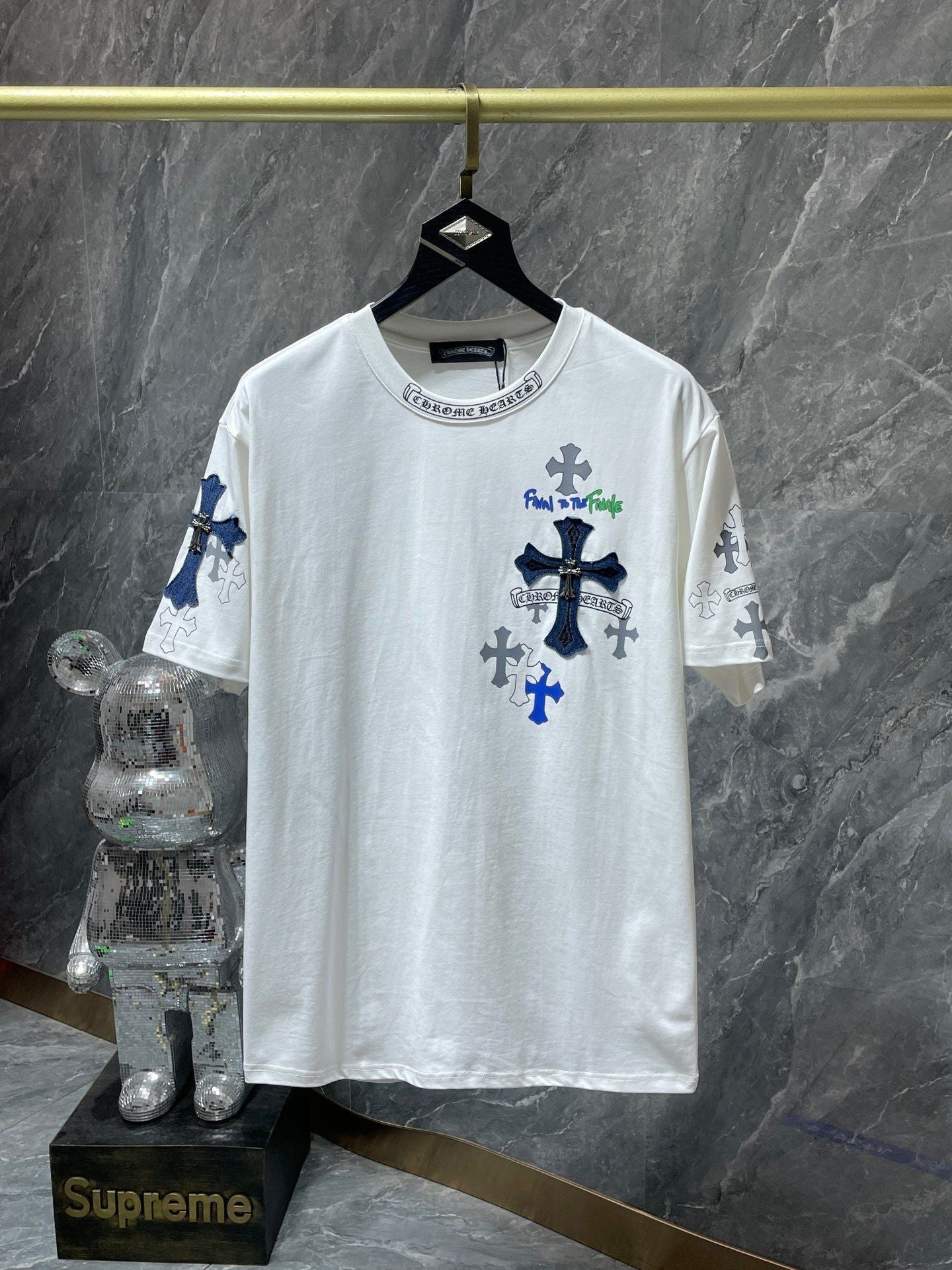 Camiseta Unisex Cruz Sánscrito Parche Metal Luminiscente