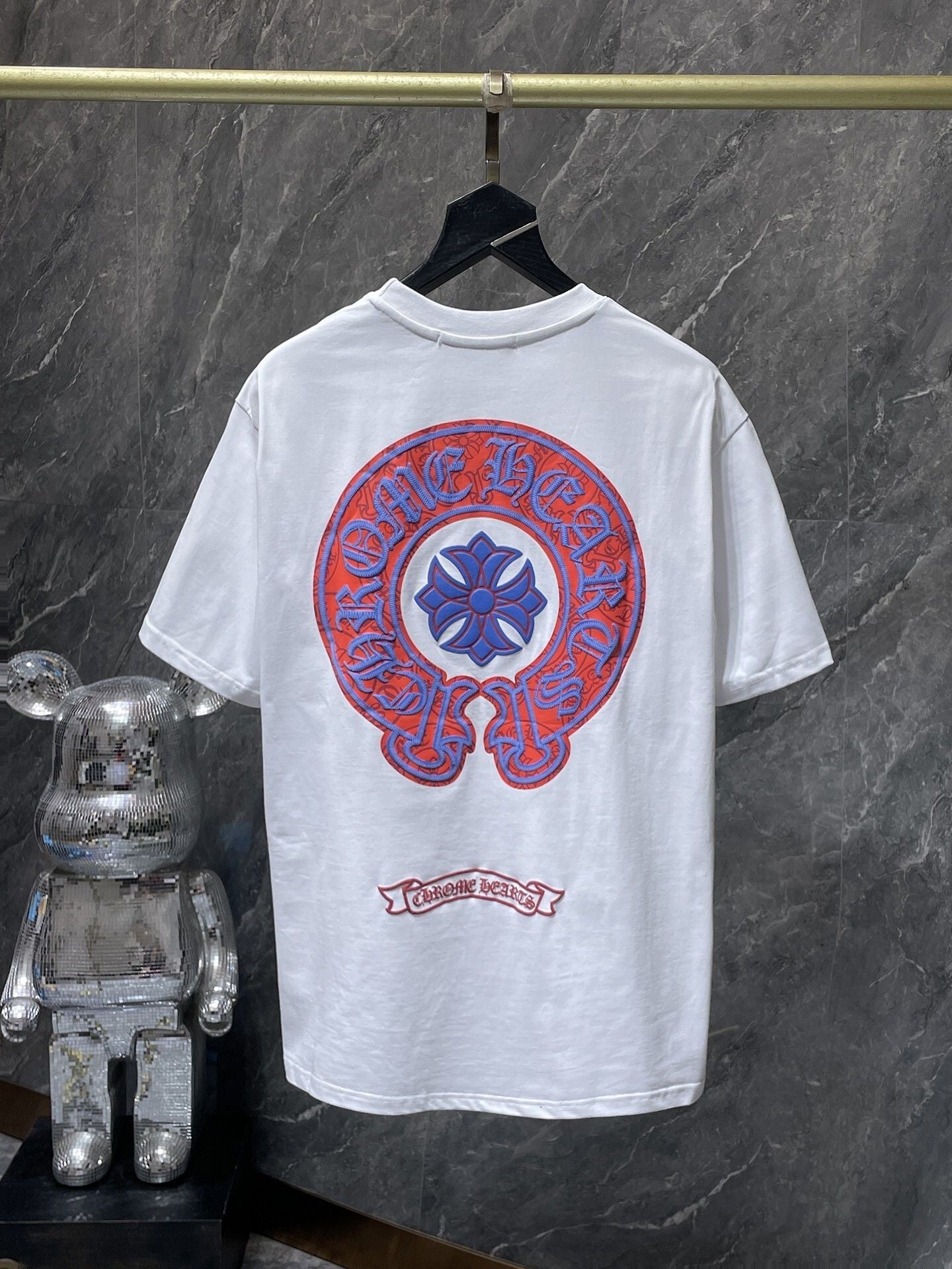 Camiseta Unisex Cruz Sánscrito Parche Metal Luminiscente
