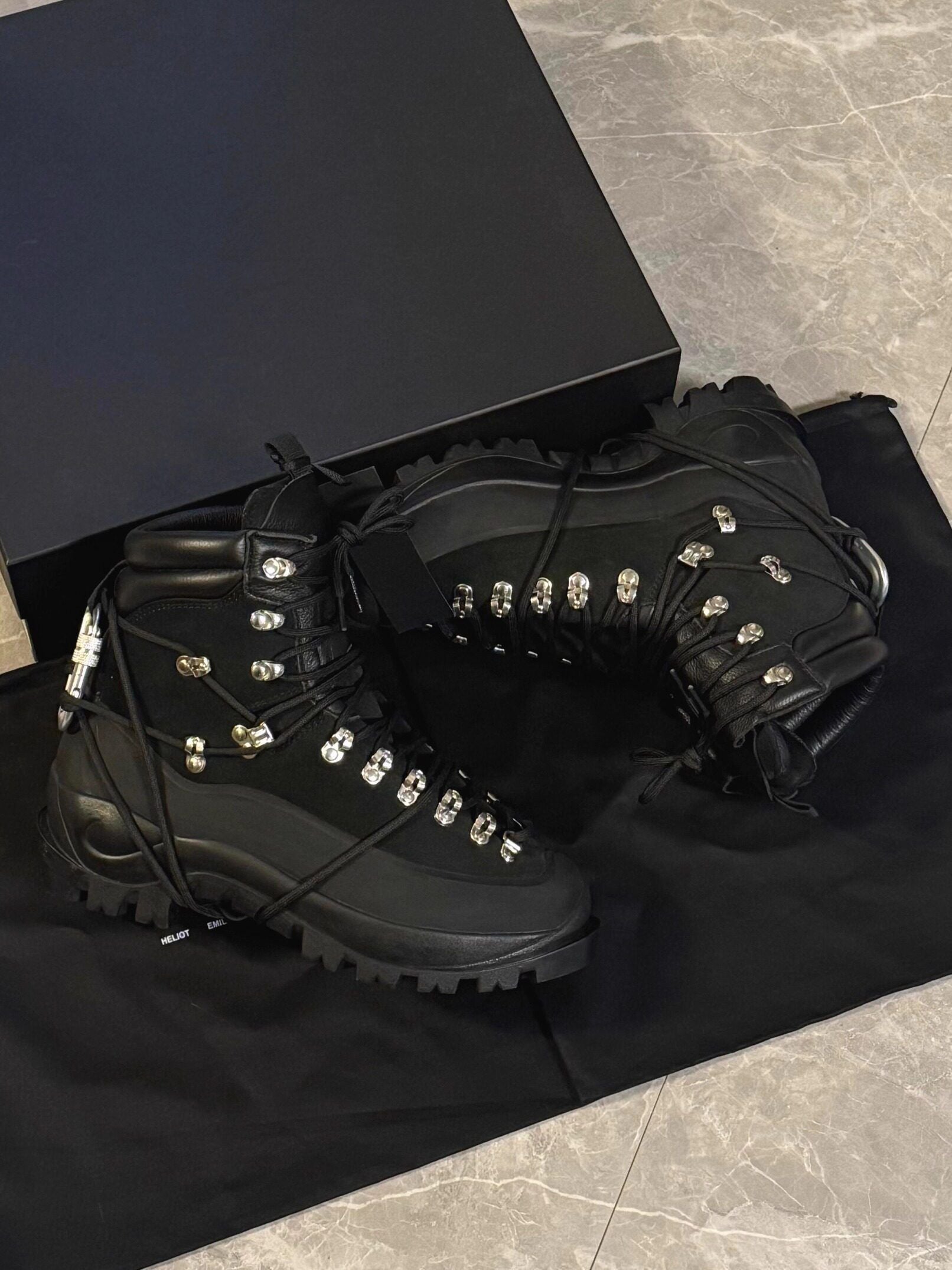 Botas de Montaña de Cuero con Tachuelas Metálicas